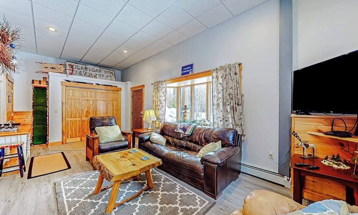 Carrabassett Valley Apartment | Cozy, ground-floor duplex retreat with direct shuttle service to Sugarloaf