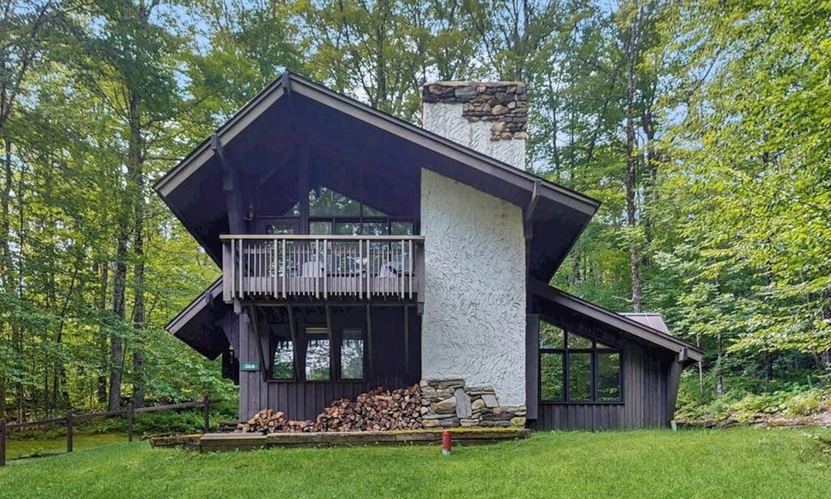 Killington House | Cozy house in woods w/balcony, bonus room, creek