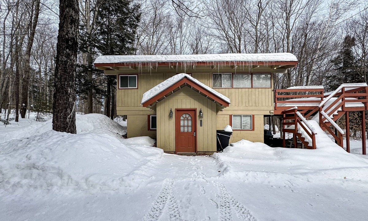 Wardsboro House | Cozy house w/clubhouse heated pool, fireplace, balcony, jacuzzi, w/d, wifi