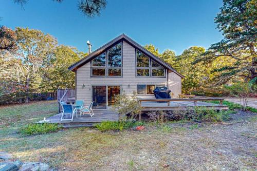 Edgartown House | Cozy Island Cabin
