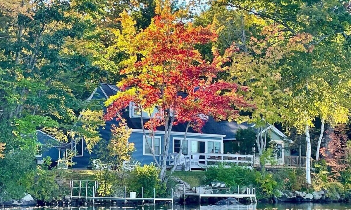 Kennebunk Cottage | Cozy Kennebunk Pond Cottage Sleeps 8—Kayaks & Dock!