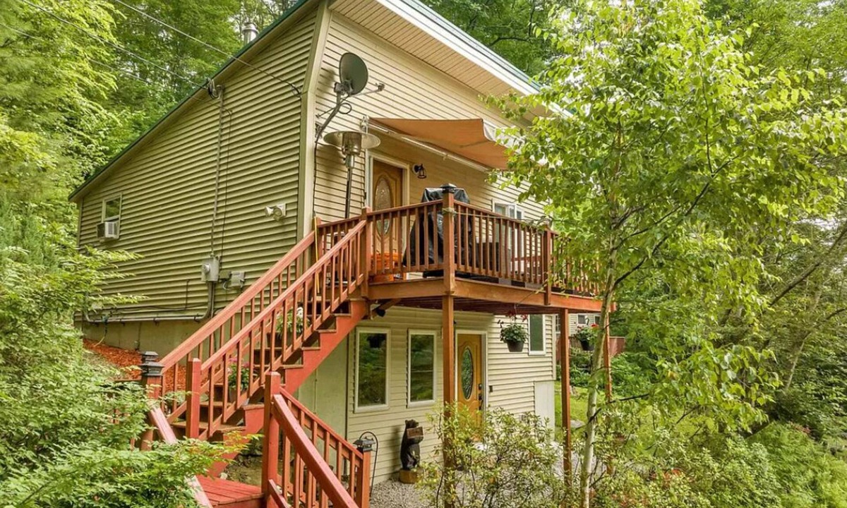 Gilmanton House | Cozy lake house in Great NH lakes region location and close to everything!
