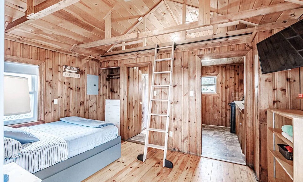 Naples Cabin | Cozy Lakefront Cabin with Beach & AC