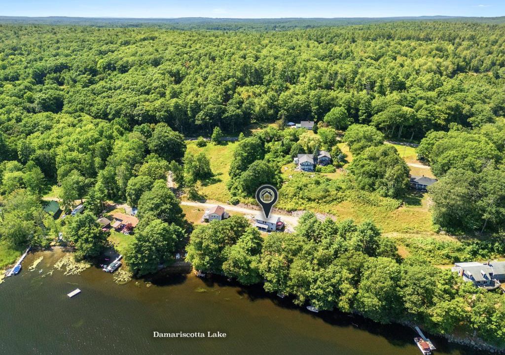 Newcastle House | Cozy Lakefront Cottage with Stunning Views, Deck, BBQ Grill, and Outdoor Firepit