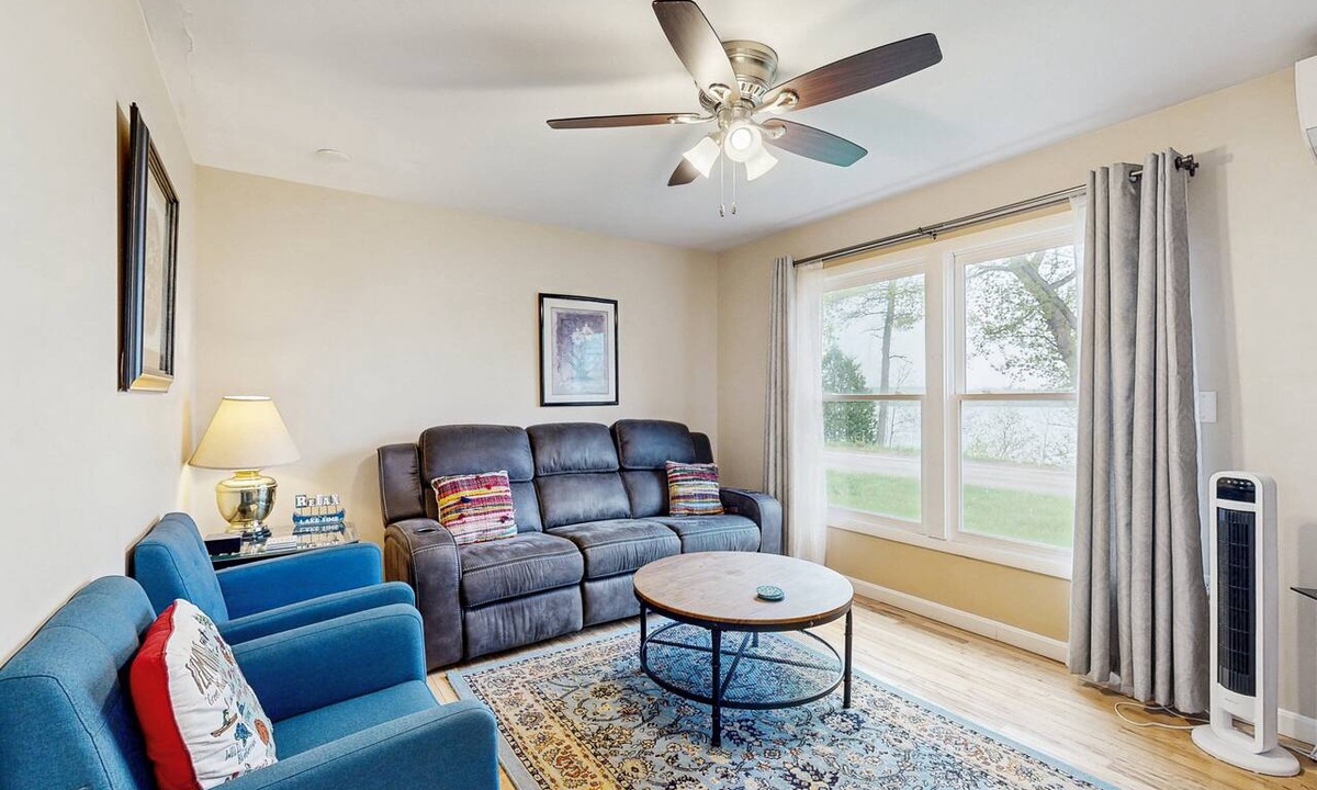 Colchester House | Cozy lakehouse, sandy beach, dock, kayaks, canoe, firepit, bbq, fireplace, a/c
