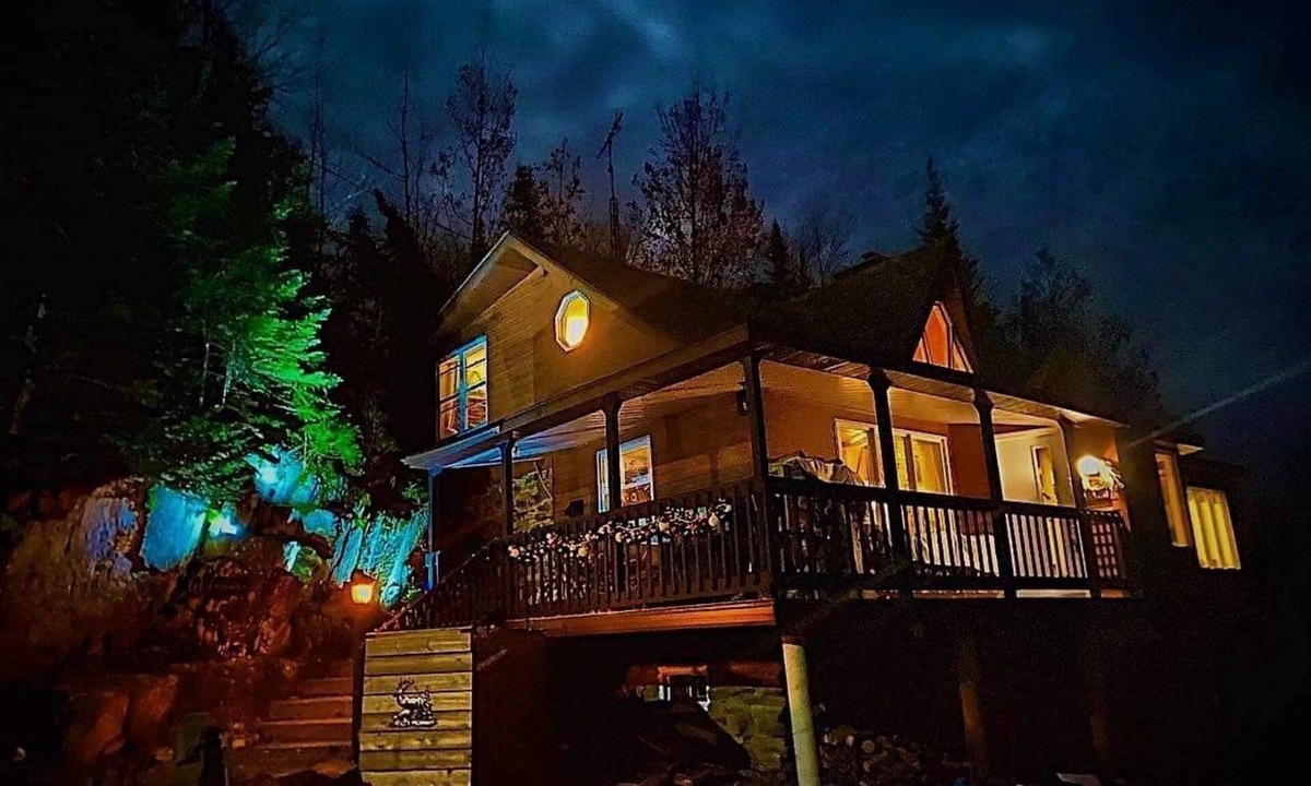 Lac-des-Plages Ski Chalet | Cozy Lakeview Chalet in the Laurentian's.