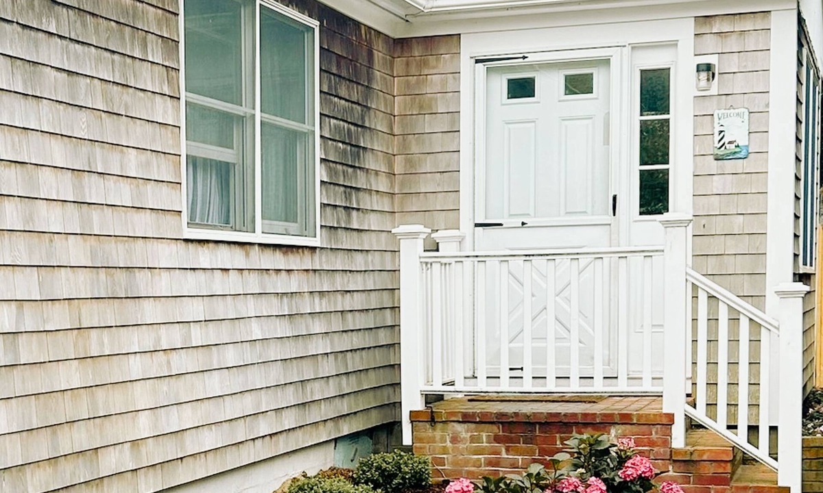 Oak Bluffs House | Cozy Oak Bluffs Cottage walk to town Pet Friendly