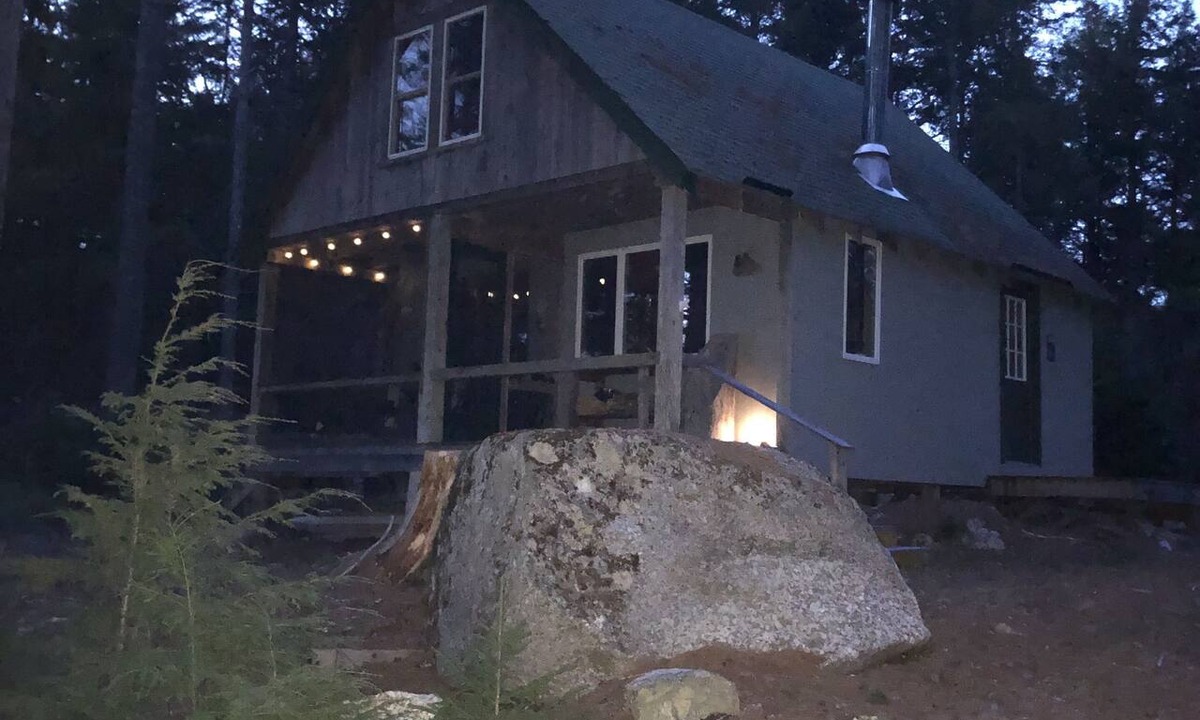 Aurora Cabin | Cozy, Off-Grid Camp on Spectacle Pond w/private water frontage!