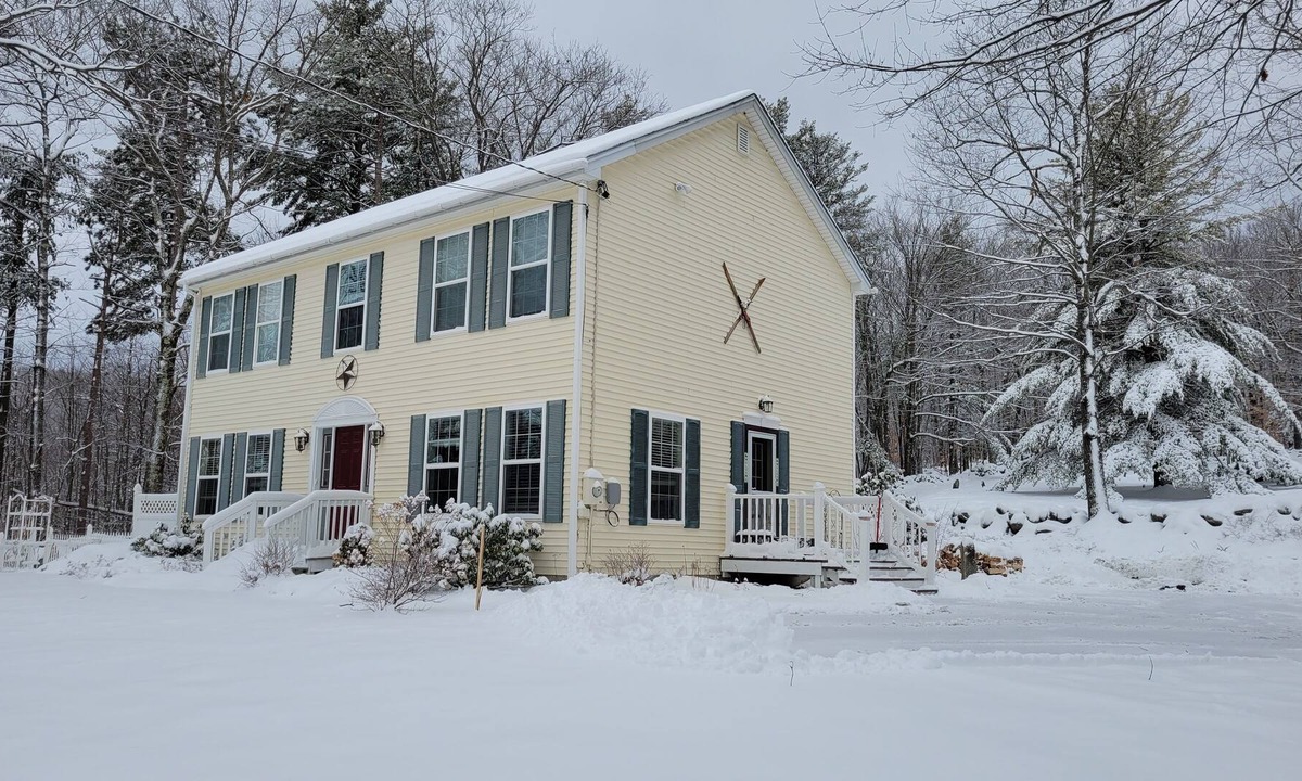 Newbury House | Cozy Pet Friendly Home Minutes from Sunapee Mtn/Lake