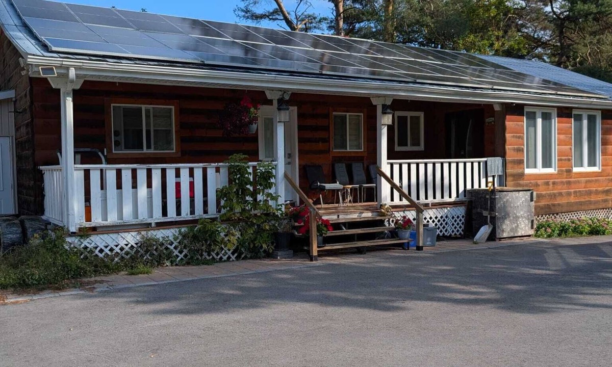 Whitchurch-Stouffville House | Cozy retreat nestled in an Apple Orchard. Rural living close to the city!