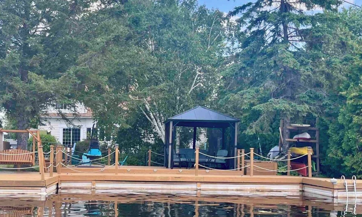 Lagoon City Cottage | Cozy Renovated 4 Bedroom Waterfront Cottage with Hottub and Firepit