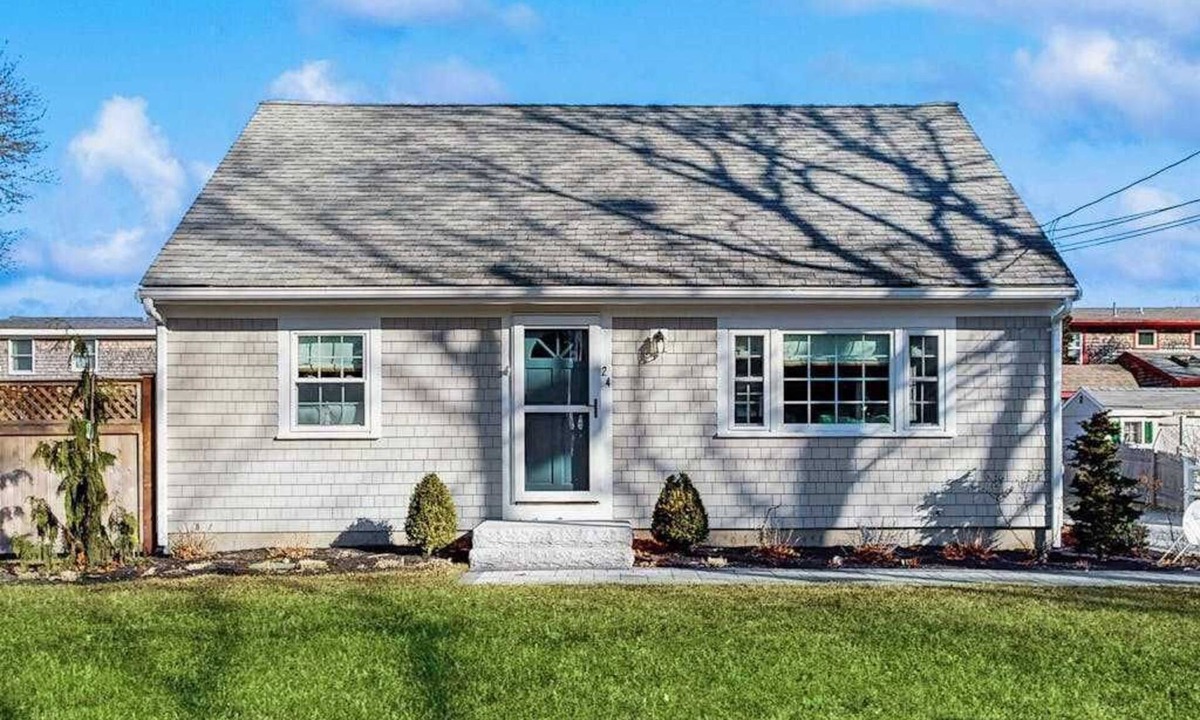 Teaticket House | Cozy retreat near beaches with washer/dryer, AC, games, patio & yard