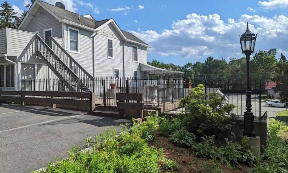 Andover Condo | Cozy Rustic 2BR Retreat Near Park and Lakes