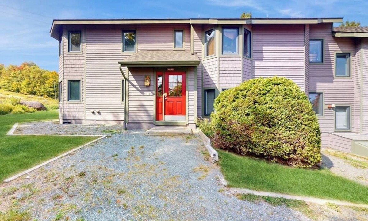 North Troy Condo | Cozy Ski-in/Ski-out condo w/balcony, mountain views, gas fireplace, w/d, wifi