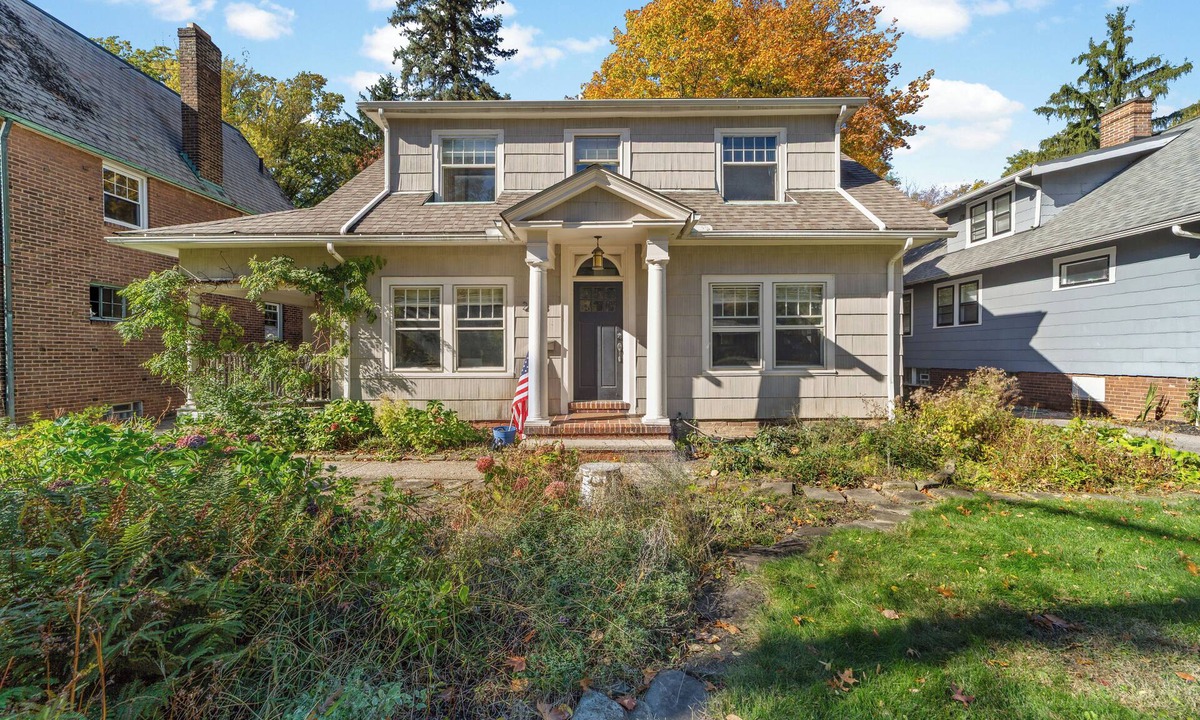 Cleveland House | Cozy, Spacious & Charming 3BR Home - Yard/Deck, AC, and Fantastic Neighborhood!