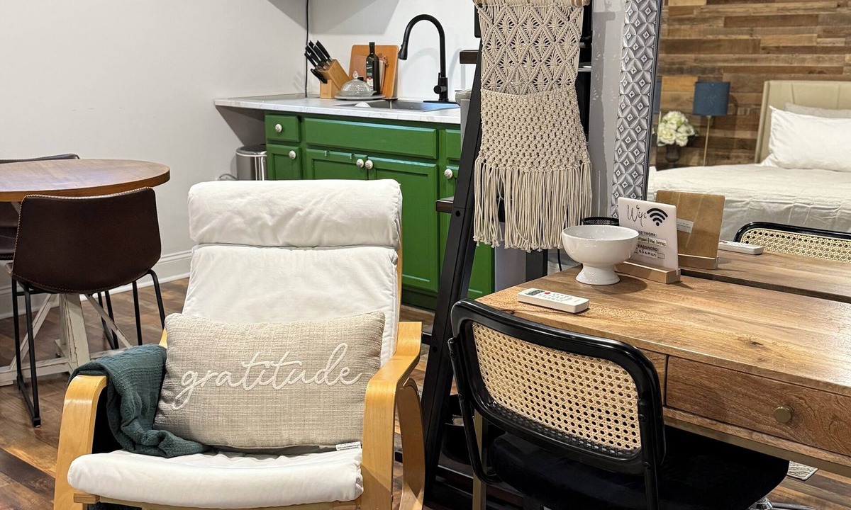 Utica Apartment | Cozy studio apartment in pleasant New Hartford with king bed and huge TV