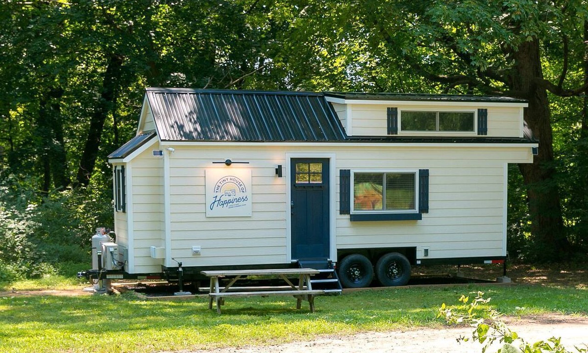 East Mount Airy Cabin | Cozy Tiny House within Historic Botanical Gardens in Philadelphia, Pennsylvania
