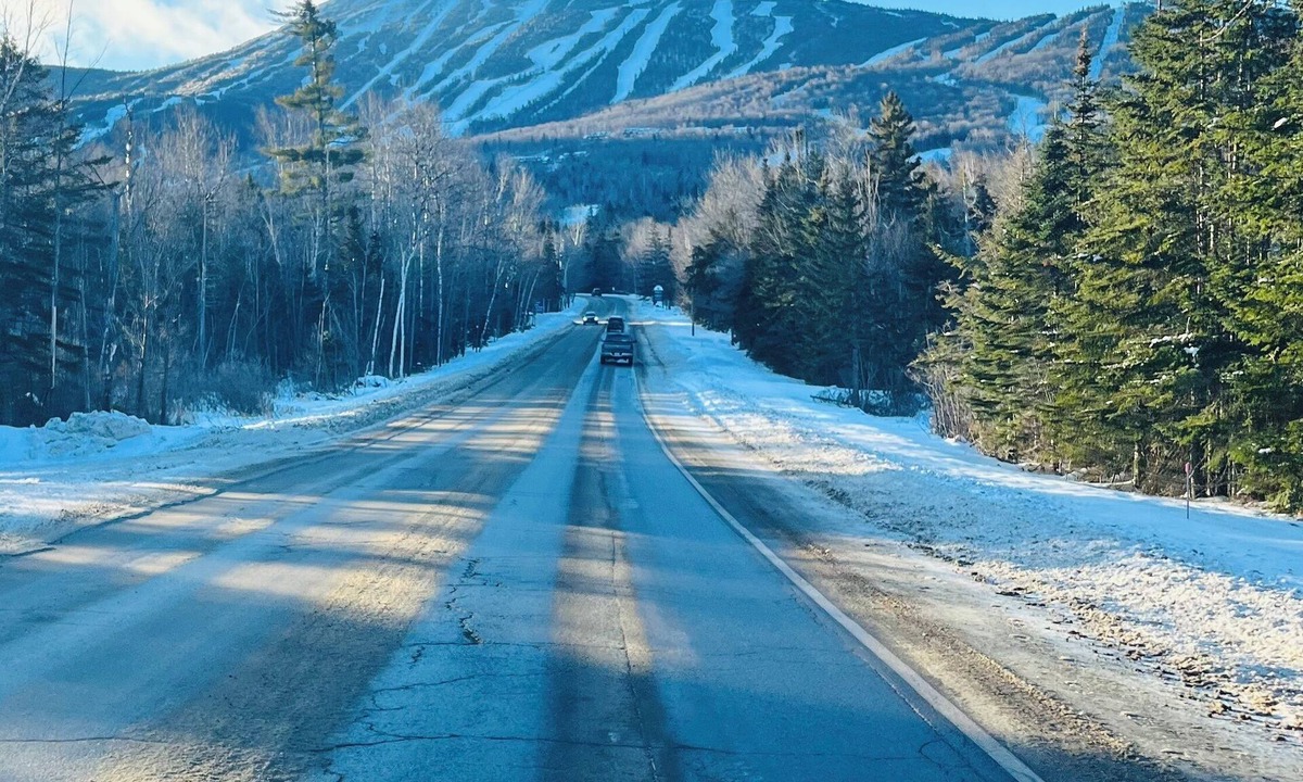 Stratton House | Cozy Trailside Getaway. Snowmobile and ATV Trail Access. Near Sugarloaf.
