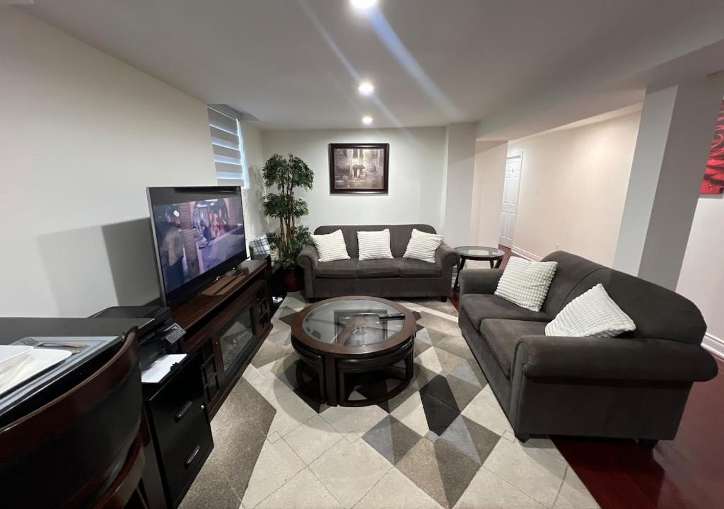 Meadowvale Village Apartment | Cozy Two-Bedroom Luxury Suite near Toronto Airport