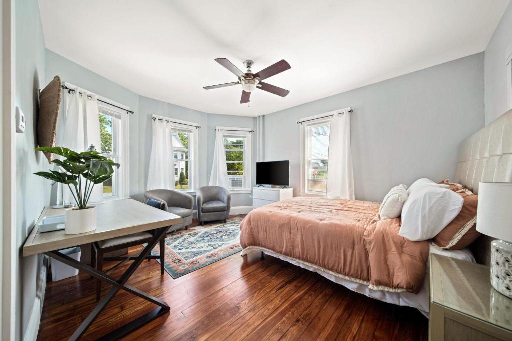 Oak Square Apartment | Cozy Up in 5BR Apt Near Charming Oak Square