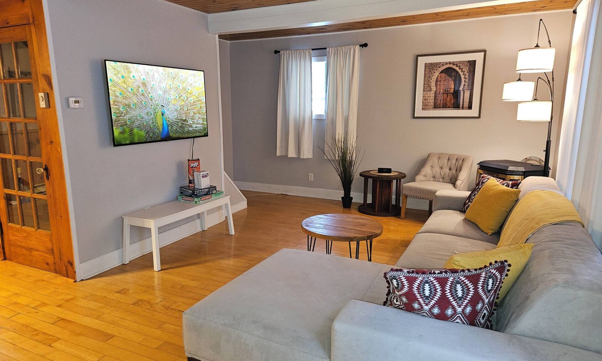Kingston House | Cozy Urban Cottage | Bright, Peaceful Retreat Near Queen’s, Downtown & Airport