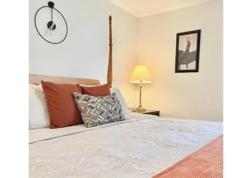 Norwich Apartment | Cozy Villa 3 mins to Mohegan- Fully Stocked with King Bed & Fireplace- Jacuzzi, Saltwater Pools, Sauna