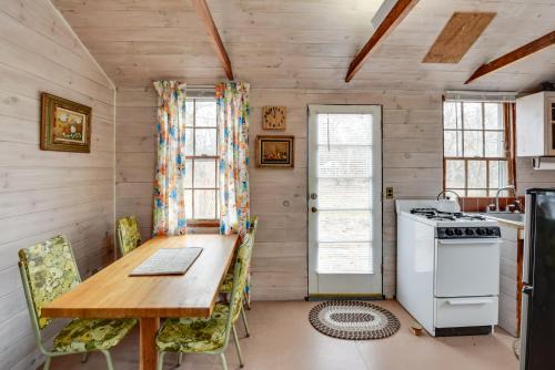 Tisbury House | Cozy Vineyard Haven Cottage < 1 Mi to Beach!