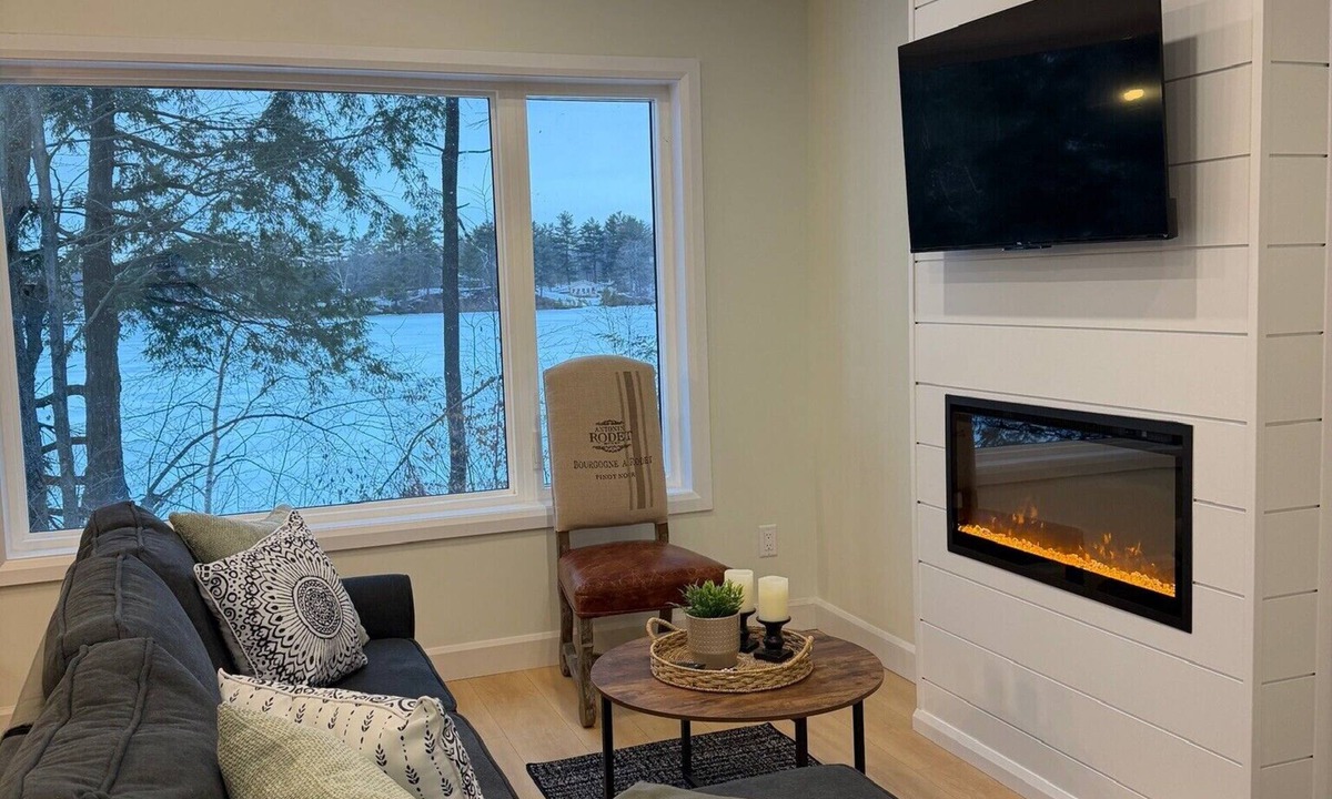 Seeleys Bay Cottage | Cozy waterfront 2-bedroom cottage in peaceful Seeley's Bay with AC