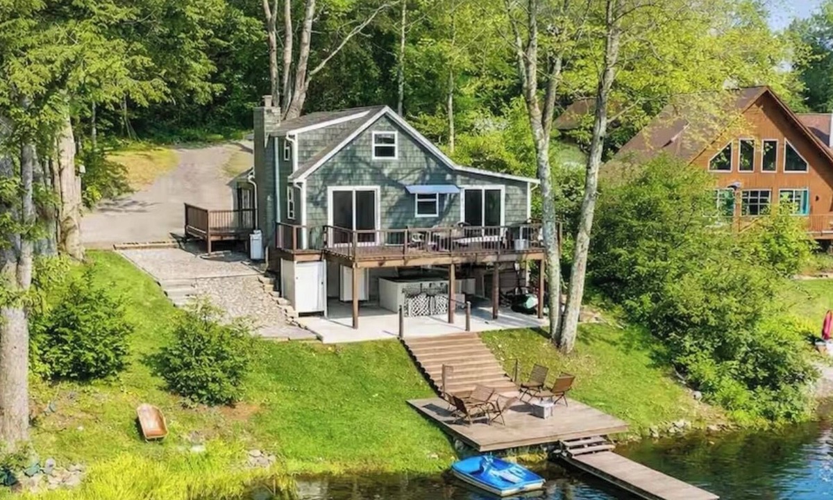 Deposit House | Cozy Waterfront Cottage- Hot tub, Private Dock & Views.