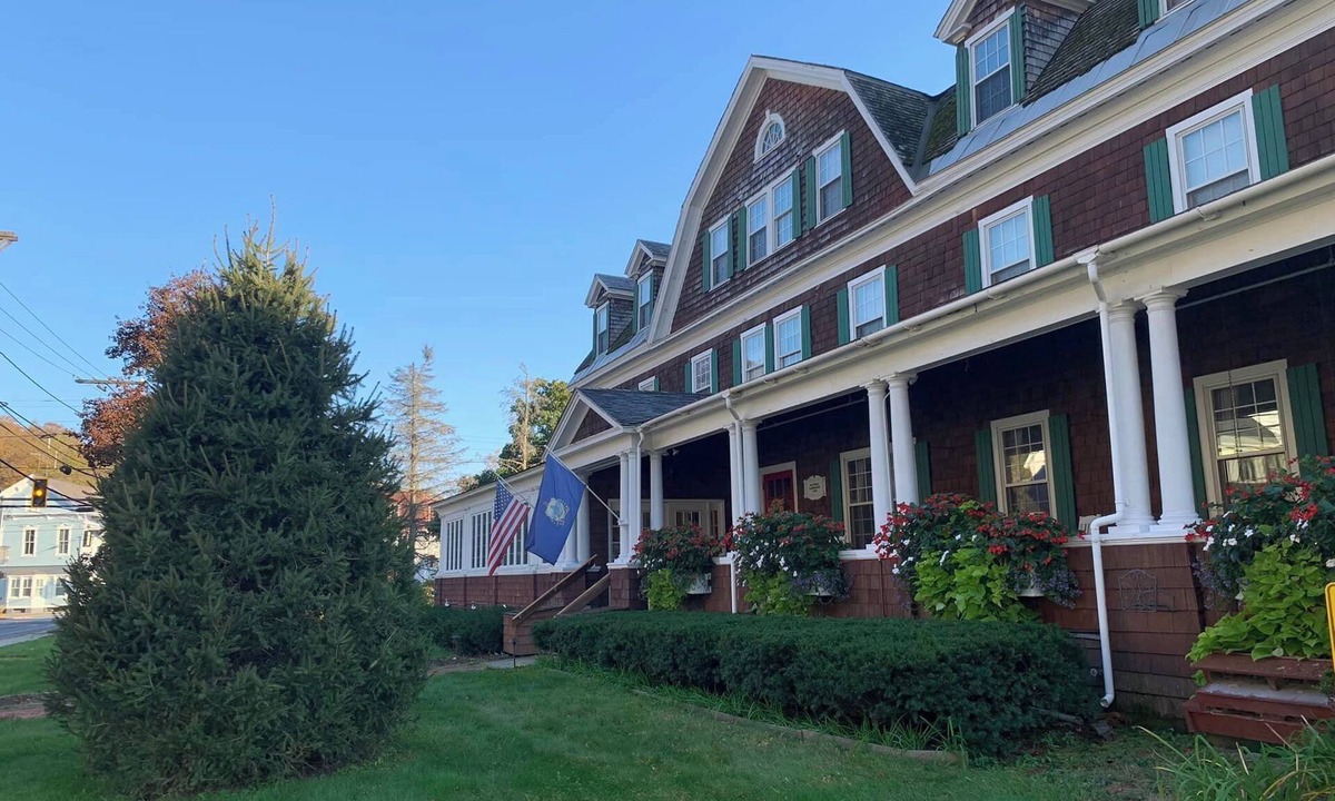 Wilmington Apartment | Crafts Inn Hotel Suite, full en-suite kitchen, with pool, hot tub, sauna
