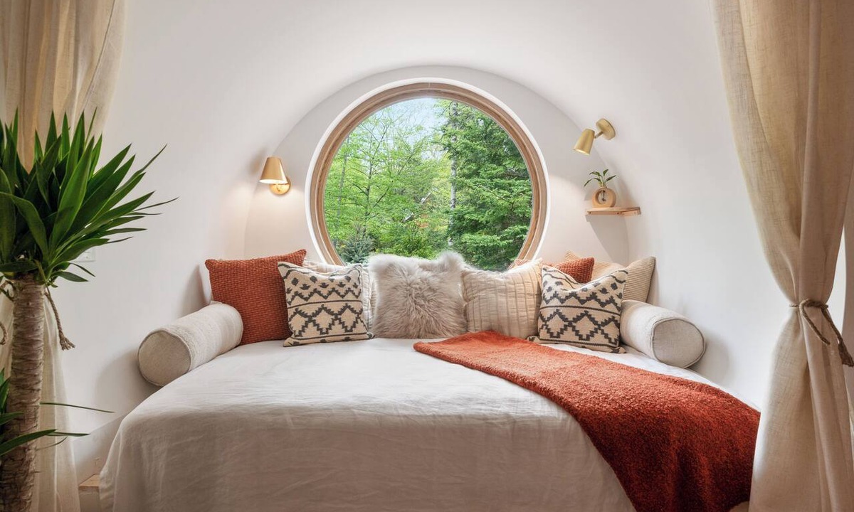 East Jewett House | Creekside Couple's Escape w/Hot tub, Sauna Near Lake