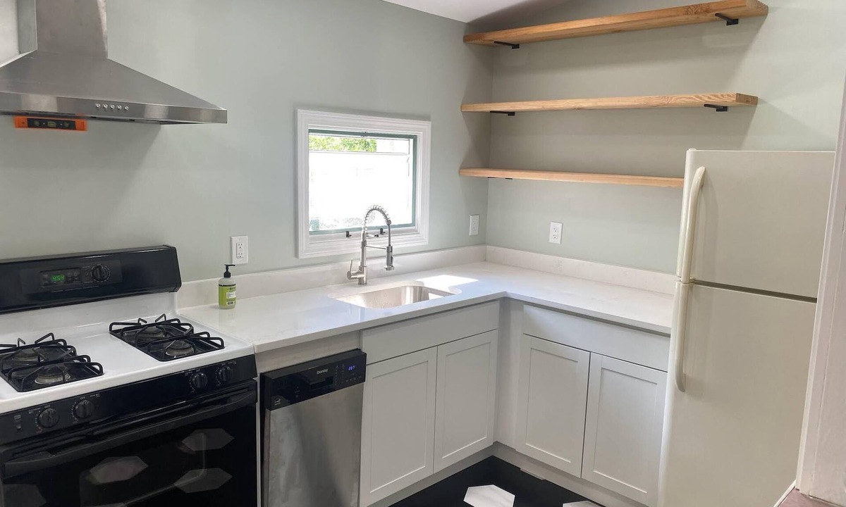 Niantic House | Crescent Beach Cottage - Vacation or Academic Rental
