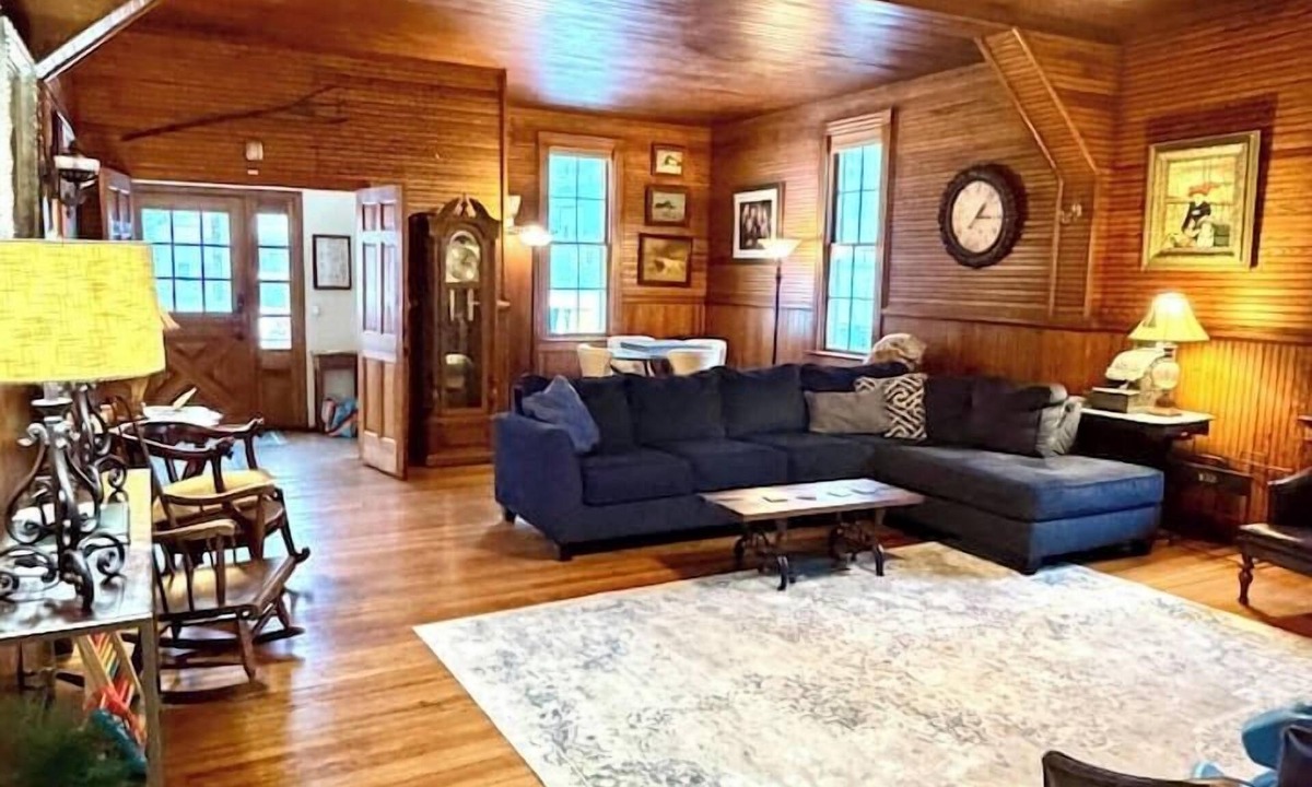 Palmyra House | Cumorah Carriage House-Hot Tub,Pool,Game Room, Family Fun!