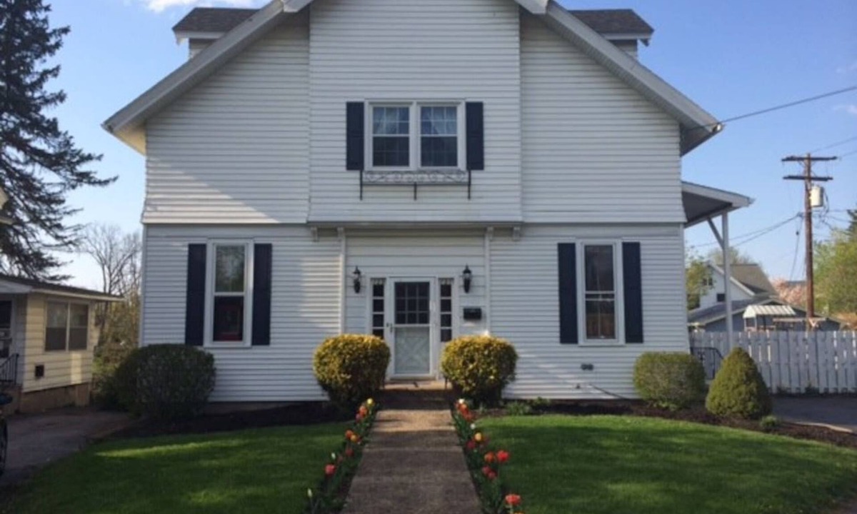 Palmyra House | Cumorah Carriage House-Hot Tub, Pool, Game Room, Family Fun!