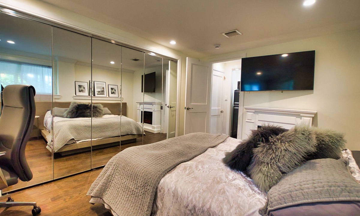Jericho Apartment | Curated Suite with Soaking Tub Walk to Whole Foods