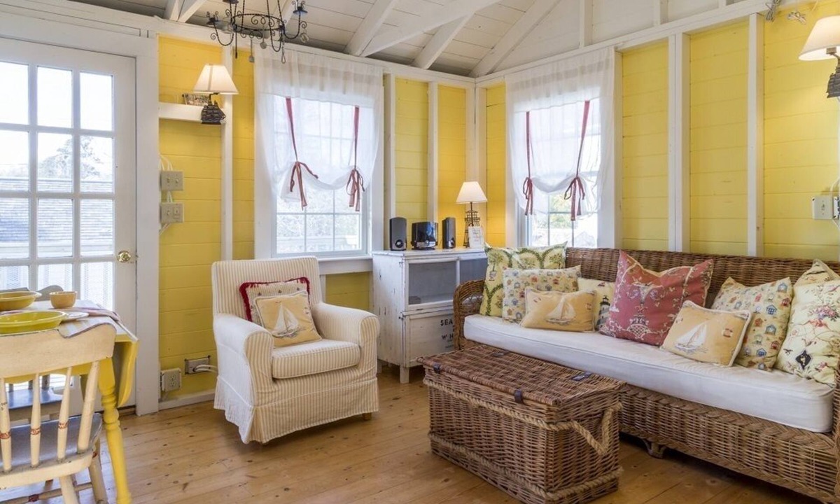 Chatham Cottage | Cute clapboard cottage on the hill off Stage Island Road!