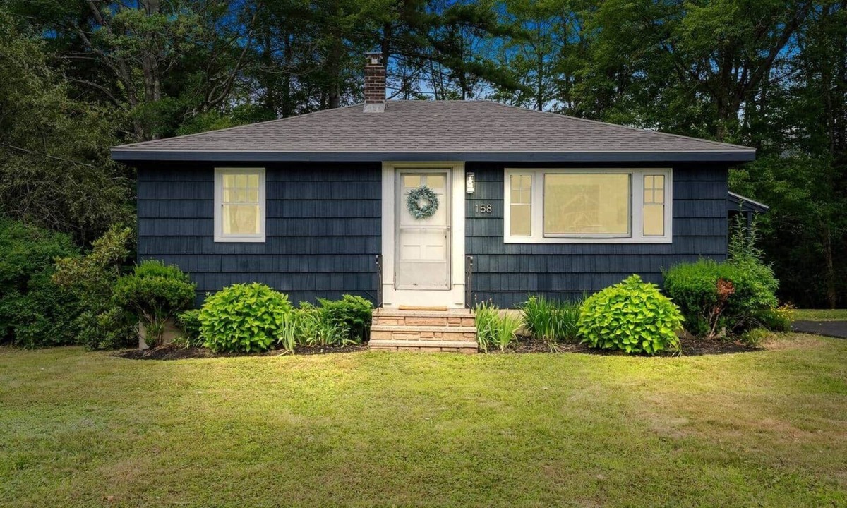 Yarmouth House | Cute Cobalt Cottage!