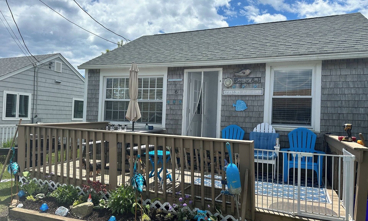 Point Judith Cottage | Cute cottage with a private beach