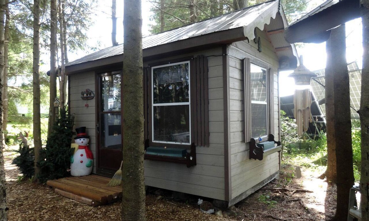 Mount Forest Cabin | Cute Cozy Tiny House Surrounded by Trees for a Unique Couples Escape in Mt Forest, Ontario