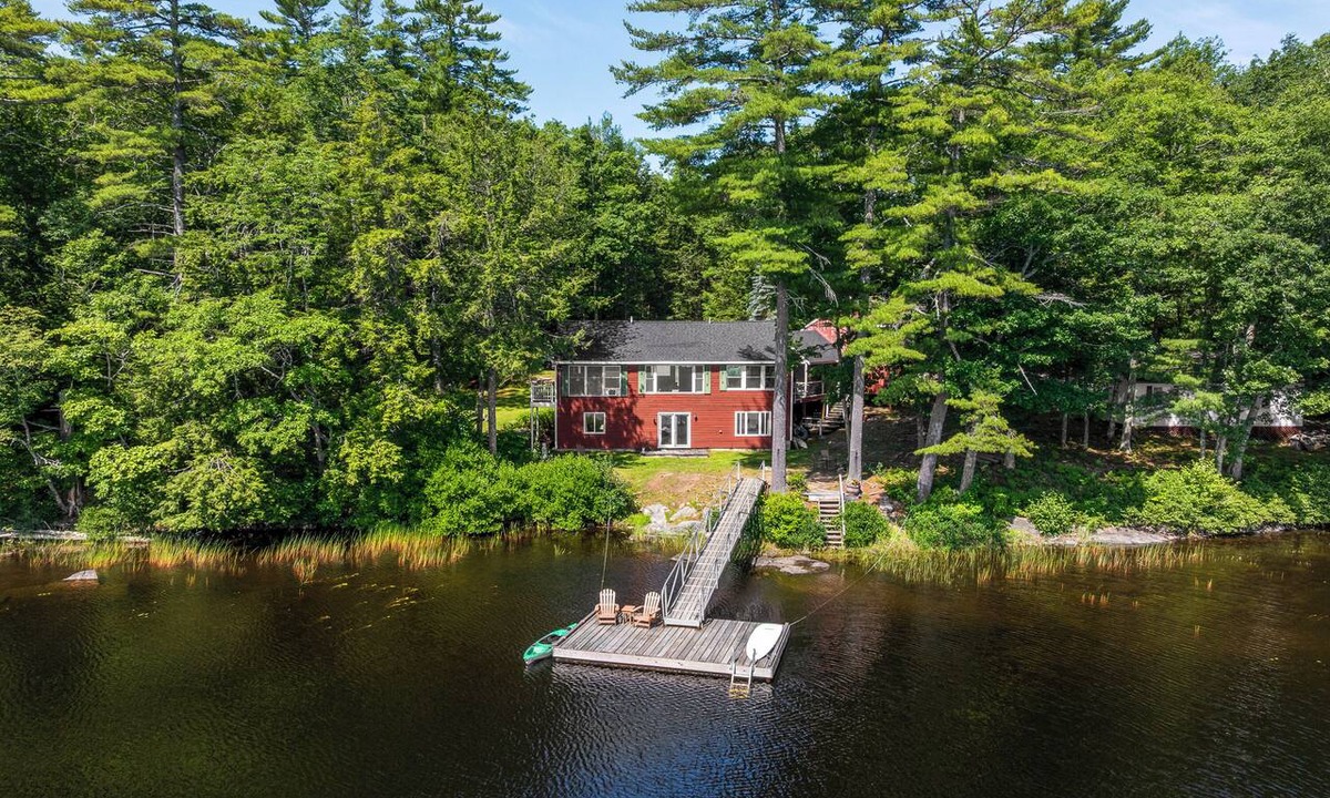 Damariscotta House | Damariscotta Pemaquid Lake Retreat - Dive-Off Dock & Screened Porch