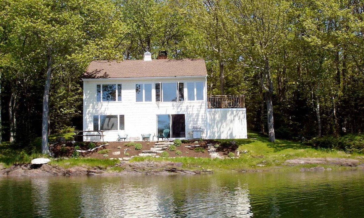East Boothbay House | Dash Inn: Your Salt-Water Cove Retreat with Stunning Views, AC & Dog-Friendly!
