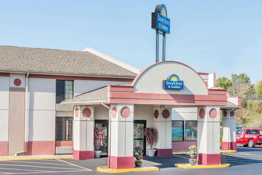 New Bedford Hotel | Days Inn & Suites by Wyndham Youngstown/Girard Ohio