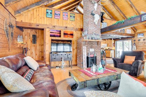 Pittsburg House | Deck & Fire Pit: Secluded Cabin Near Lake Francis!
