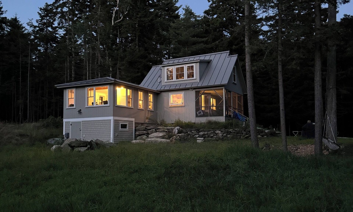Sebascodegan Island Cottage | Delightful 2-bedroom cottage on Hen Cove in Cundy's Harbor