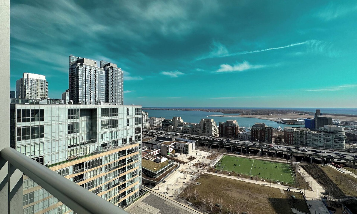 Wellington Place Apartment | Deluxe Suites Near CN Tower Rogers Centre Ripley's & Lake views & Free Parking