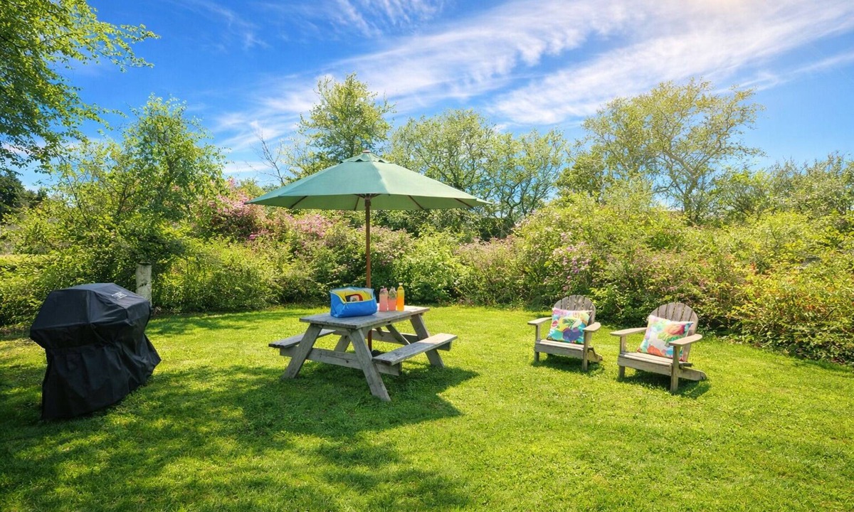 Dennis Cottage | Dennis - Cute cottage 3/10 of a mile from private beach - CCP 105