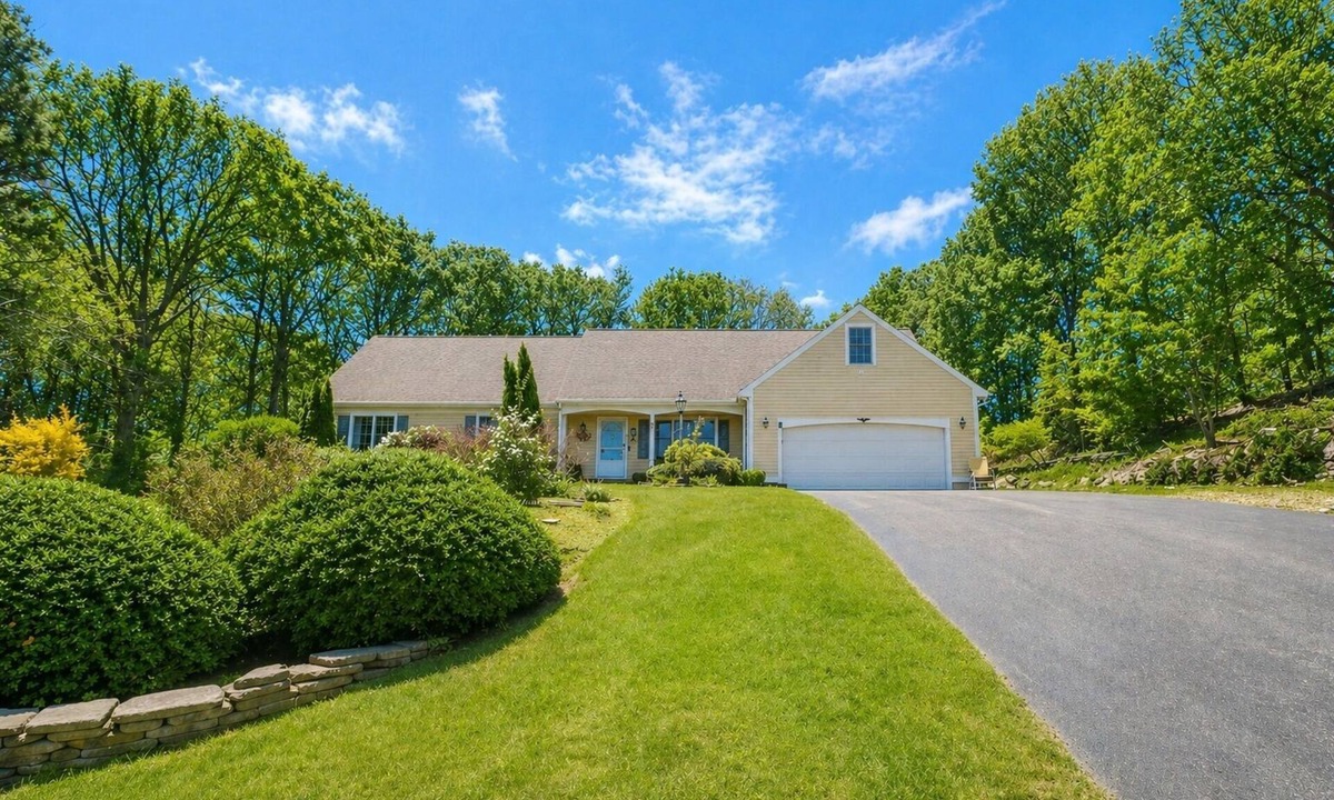 East Dennis House | DENNIS - Pet-Friendly - Walkable to Ice-cream & Dining - CCP 165