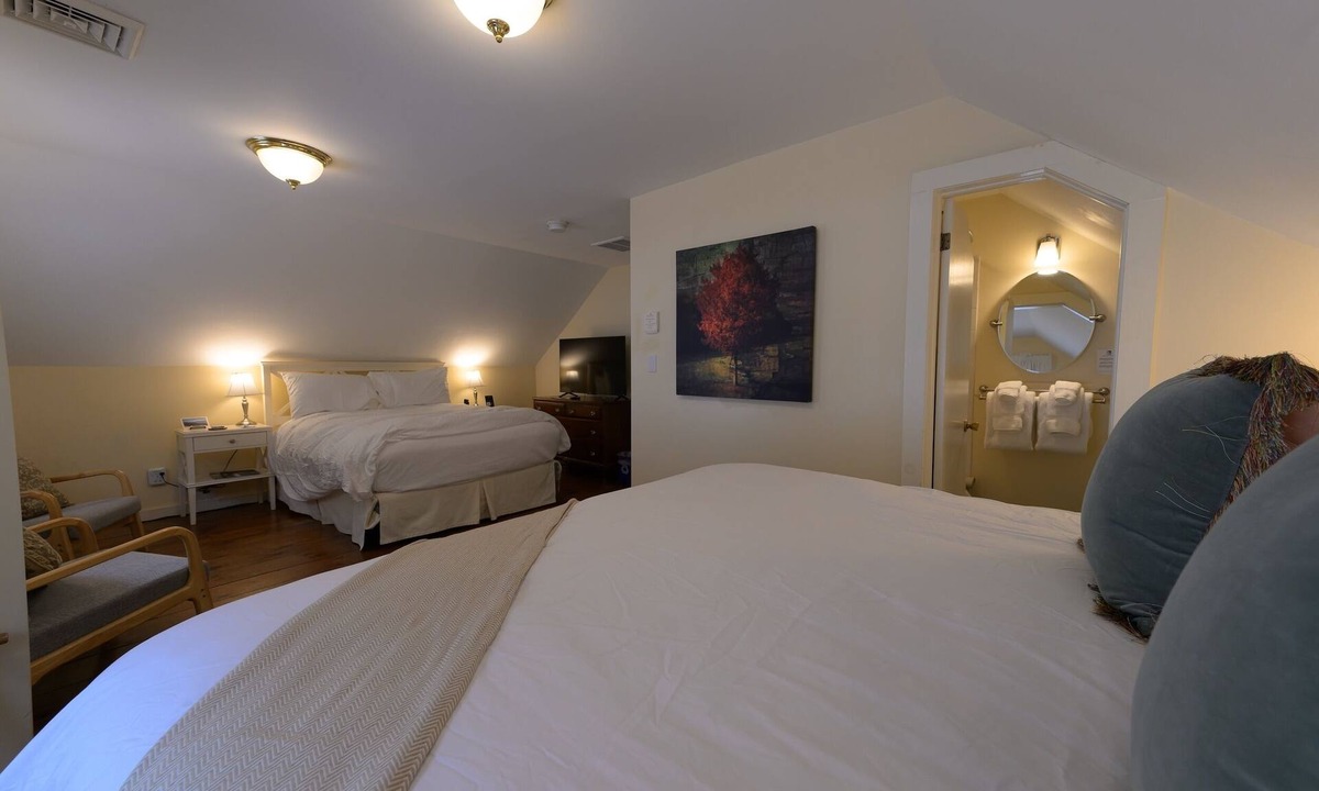 Stowe Bed & Breakfast | Dewey Mountain+Breakfast at the Brass Lantern Inn