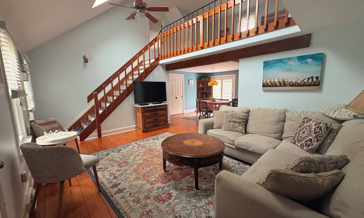 Hatchville House | Dog friendly, 3-BR in Falmouth with a short drive to the beach. Enjoy your stay!