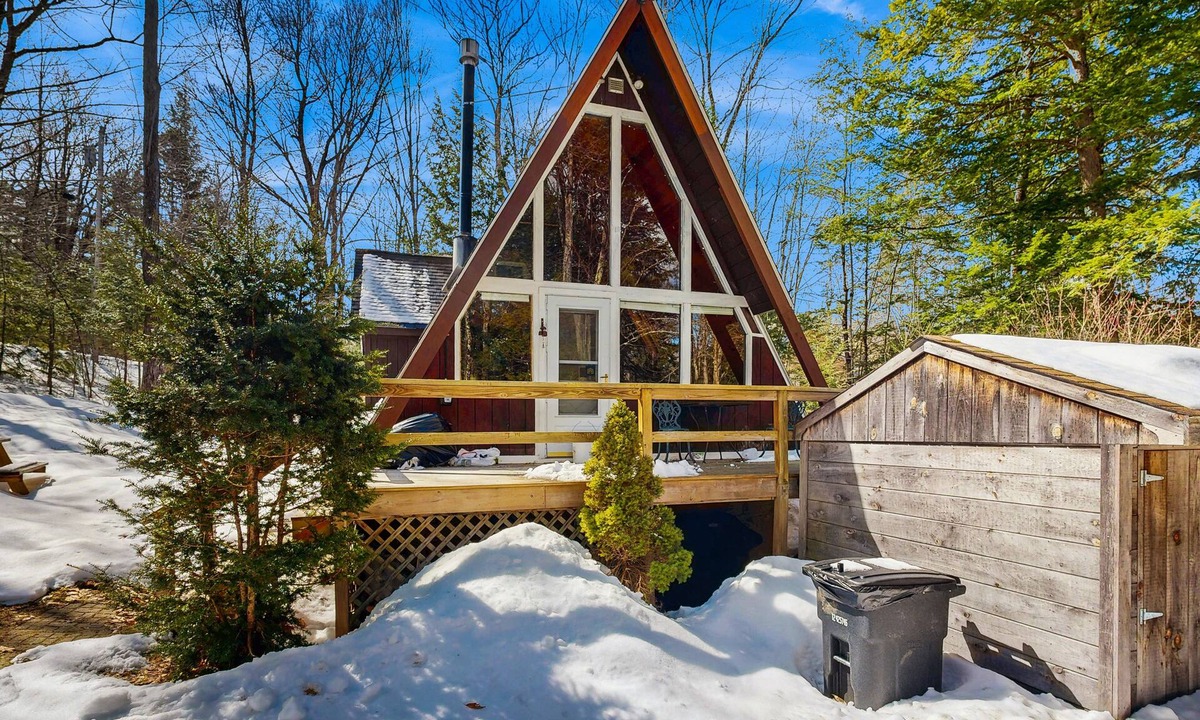 Madison Ski Chalet | Dog-friendly A-frame with firepit, fireplace, AC, & kayaks - walk to the beach